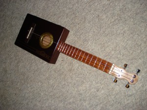 Overall view of the cigar box Ukulele